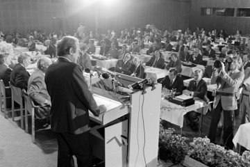 Ruhrkonferenz 1979, Europahalle Castrop-Rauxel. Am Rednerpult: Johannes Rau (1931-2006), Ministerpräsident des Landes Nordrhein-Westfalen 1978-1998 (SPD).