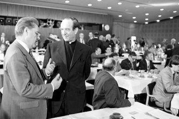 Tagungsteilnehmer auf der Ruhrkonferenz 1979, Europahalle Castrop-Rauxel - rechts: "Ruhrbischof" Franz Hengsbach, Bistum Essen 1958-1991.