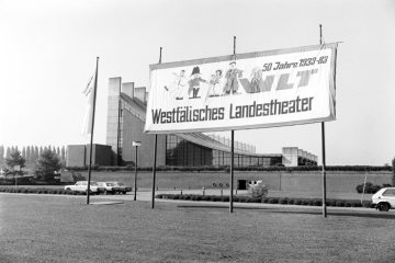 1933 bis 1983 - Bekanntmachung des 50-jährigen Jubiliäums des Westfälischen Landestheaters (WLT) Castrop-Rauxel. Im Hintergrund: Europaplatz mit Stadthalle, Europahalle und (nicht im Bild) Rathaus.