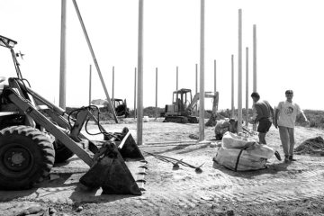 Castrop-Rauxel, August 1994: Errichtung der Sonnenuhr-Installation des ortsansässigen Künstlers Jan Bormann auf der Bergehalde der 1967 stillgelegten Zeche Graf Schwerin, mit 133 Metern die höchste Ergebung der Stadt.