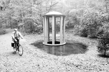 Kunstobjekt "Wassertempel" von Peter Strege am Nordrand der Halde Schwerin, Schweriner Straße. Castrop-Rauxel, 1995.