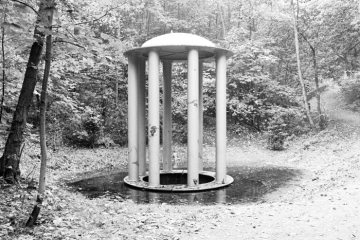 Kunstobjekt "Wassertempel" von Peter Strege am Nordrand der Halde Schwerin, Schweriner Straße. Castrop-Rauxel, 1995.