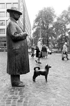Mann mit Hund - Freiraumplastik in einer Einkaufsstraße, Mai 1981. Standort unbezeichnet.
