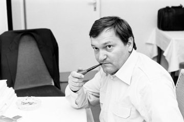 Erich von Däniken (*1935 Zofingen, Schweiz), Schriftsteller mit Schwerpunktthema Prä-Astronautik, vor einem Auftritt in der Stadthalle Waltrop, März 1977.