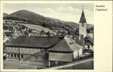 Die Grundschule? Ramsbeck mit Blick zur Pfarrkirche St.-Margaretha (Gemeinde Bestwig), 1936 eingeweiht