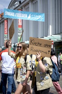 Katholikentag 2018 in Münster: Pfadfinderinnen auf einer Demonstration gegen die Partei  Alternative für Deutschland (AFD) am 12. Mai anlässlich ihrer Teilnahme an einer der Podiumsdiskussionen.