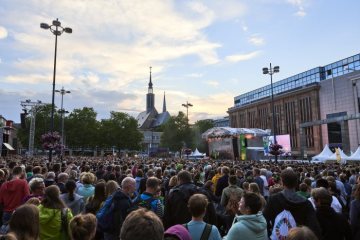 Ev. Kirchentag 2019 in Dortmund: Menschenmenge in Erwartung des traditionellen Nachtsegens am Hansaplatz.
