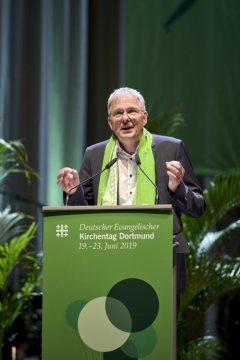 Ev. Kirchentag 2019 in Dortmund, Podiumsgespräche: "Dazu gehören, aber wozu?" Journalist Arnd Henze spricht einführende Worte zur Flüchtlingsproblematik in Europa (Westfalenhalle).