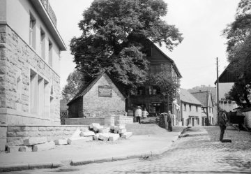Herdecke 1936 - Stiftsstraße mit Neubau der Sparkasse (links)