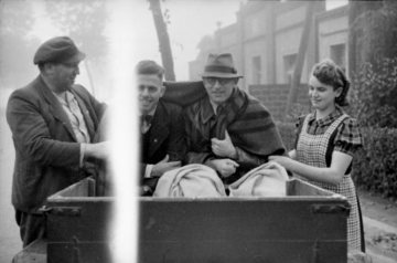 Einberufung zur Wehrmacht, Abfahrt von Johann Nienhaus und Fotograf Ignaz Böckenhoff (rechts)