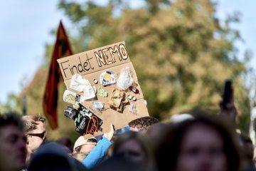 Klimaaktionswoche in Münster, 20. September 2019: Demonstration der Jugendprotestbewegung  "Fridays for Future" für die Bekämpfung des Klimawandels. Im Bild: Protestplakat gegen die Verschmutzung der Meere.