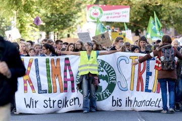 Klimaaktionswoche in Münster, 20. September 2019: Demonstration der Jugendprotestbewegung  "Fridays for Future" für die Bekämpfung des Klimawandels - Protestzug auf dem Hansaring im Ostviertel.