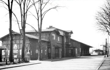 Bahnhof Halle (Westfalen) - Reklameschilder am Wartegebäude der 2. Klasse, 1932-1945.