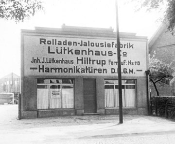 Fassadenwerbung Lütkenhaus, Rolladen-Jalousiefabrik, Münster-Hiltrup. Undatiert.