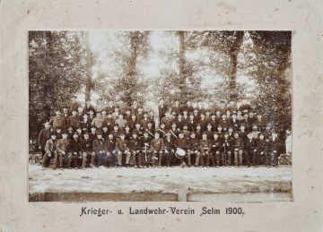 Krieger und Landwehr-Verein Selm, 1900. Zweite Reihe links neben der Fahne: Clemens Glowsky aus der Familie des Bildgebers Karl Glowsky.