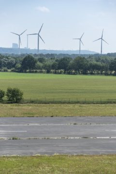 Kraftwerk Ibbenbüren - Blick vom Tower des 2006 stillgelegten Fliegerhorstes Hopsten bei Hörstel-Dreierwalde. Ansicht im Juni 2019.
