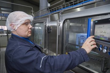 Salvus Mineralbrunnen GmbH, Emsdetten, Hollefeldstraße: Mitarbeiter Tim Nokie an der Geränkekisten-Waschmaschine. Februar 2019.