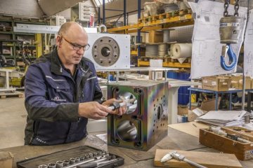 Trendelkamp Stahl- und Maschinenbau GmbH, Nordwalde, Bahnhofstraße: Mitarbeiter Peter Lepper bei der Montage eines Werkstücks. Februar 2019.