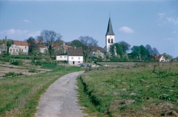 Oerlinghausen, 1960: Ortsrand mit Blick zur ev. Pfarrkirche St. Alexander