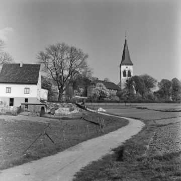Oerlinghausen, 1960: Ortsrand mit Blick zur ev. Pfarrkirche St. Alexander