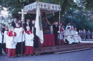 "Große Prozession": Bischof Joseph Höffner am Domplatz, undatiert, um 1965