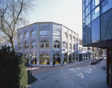 Lünen-Innenstadt: Fußgängerzone Markstraße mit orientalischem Teppichgeschäft in Hausnummer 2. Januar 2015.