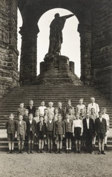 Schulausflug zum Kaiser-Wilhelm-Denkmal, Porta Westfalica - Gruppenaufnahme mit Statue von Kaiser Wilhelm I. Undatiert.