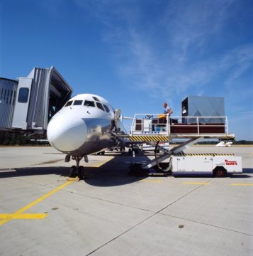 Flughafen Münster/Osnabrück: Befrachtung einer Passagiermaschine an der Verladebühne