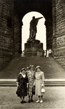 Damenausflug zum Kaiser-Wilhelm-Denkmal, Porta Westfalica - Gruppenaufnahme mit Statue von Kaiser Wilhelm I. Undatiert.