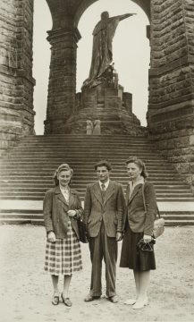 Ausflügler am Kaiser-Wilhelm-Denkmal, Porta Westfalica - Gruppenaufnahme mit Statue von Kaiser Wilhelm I. Undatiert.