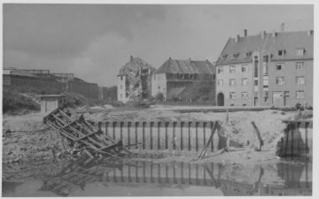 Kriegsschäden in Münster 1945: Hausruinen an der Schillerstraße. Vorn: Partie am Dortmund-Ems-Kanal mit zerstörter Brücke. Links: Lagergebäude Ostermann und Scheiwe.