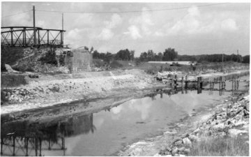 Kriegsschäden in Münster 1945: Dortmund-Ems-Kanal mit Brückenruine [Warendorfer Straße?] und Behelfsbrücke.