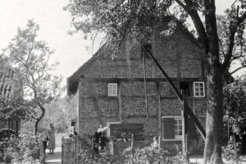 Kötterhof mit Ziehbrunnen in Rinkerode, 1937 - zu Haus Borg gehörig und bewohnt von Familie Bernhard Bohnenkamp. 