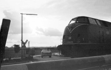 Rinkerode, Bahnübergang Göttendorfer Weg - Durchfahrt einer Diesellokomotive vom Typ V220. Mai 1965.