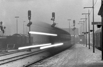Zugdurchfahrt auf Gleis 6 im Hauptbahnhof Münster, 1965/1967.