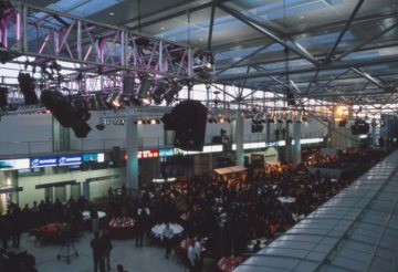 Im Flughafenterminal Münster/Osnabrück: Besuchermassen auf der Eröffnung des neuen Terminalgebäudes