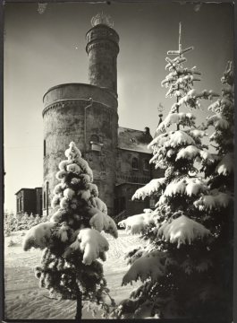 Der verschneite Astenturm bei Winterberg: vor dem Umbau 1937