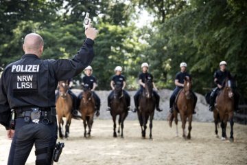 Polizei-Landesreiterstaffel NRW Dortmund - Gelassenheitstraining der Pferde: Geübt werden Unerschrockenheit und Gehorsam bei akutem Lärm, Funkenflug und störenden Gegenständen. Juni 2018.