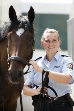 Polizistin der Landesreiterstaffel NRW Dortmund mit ihrem Pferd. Juni 2018.