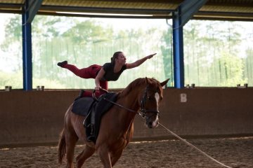 Akrobatik zu Pferde: Voltigiergruppe beim Training auf dem Pferd. Lemgo, 2019.