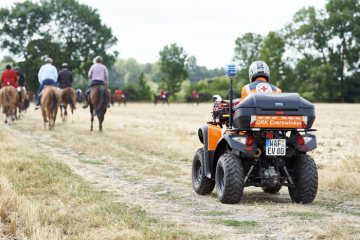 Personal des Deutschen Roten Kreuzes begleitet eine Schleppjagd der Pferdesportfreunde Dorffeld e. V. Alverskirchen im August 2019.