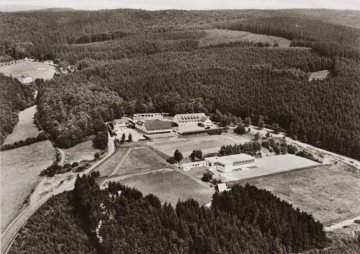 Luftaufnahme von der Jugendbildungsstätte des Landessportbundes Nordrhein-Westfalen e.V. in Hachen (Gemeinde Sundern), undatiert (1960er Jahre?)