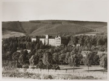 Blick zum Herz-Jesu-Missionshaus in Oeventrop (Gemeinde Arnsberg), undatiert (nach dem Brand des Turmes 1946, 1950er Jahre?)