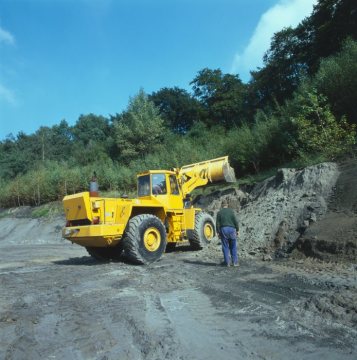 Lehmgrube bei der Ziegelei Siegeroth: Lehmabbau mit Hilfe des Bulldozers