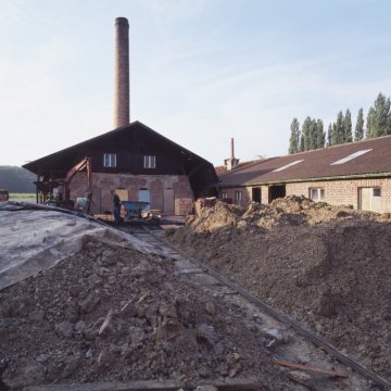 Ziegelei Siegeroth, Lehmhalden: Freiluftlagerung des Lehmes zur Durchfeuchtung mit Niederschlag