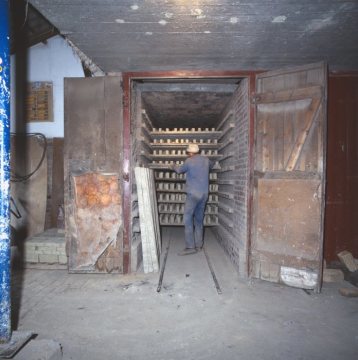 Ziegelei Siegeroth, Trockenkammer: Einbringen der Ziegelrohlinge zur Wärmetrocknung