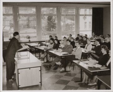 Unterricht in der Bauernhochschule in Bad Fredeburg (Gemeinde Schmallenberg), 1948 bis 2003, heute Musikbildungszentrum Südwestfalen, undatiert (1960er Jahre?)