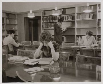 Lernen in der Bibliothek der Bauernhochschule in Bad Fredeburg (Gemeinde Schmallenberg), 1948 bis 2003, heute Musikbildungszentrum Südwestfalen, undatiert (1950er/1960er Jahre?)