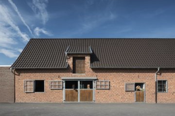 Pferdestall auf Hof Schulze Niehues, Warendorf-Freckenhorst: Zweigeteilte Boxentüren sorgen für Tageslicht, Frischluft und den Kontakt der Herdentiere untereinander. Oktober 2018.