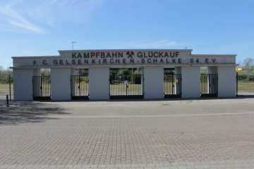 Glückauf-Kampfbahn, Gelsenkirchen-Schalke, errichtet 1927 auf dem Gelände der ehemaligen Zeche Consolidation, bis 1973 Heimspielstätte des Fußballvereins FC Schalke 04 an der Kurt-Schuhmacher-Allee. Ansicht im April 2020. 